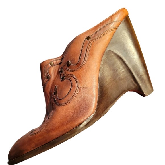 BCBG Girls leather pointed toe studded wedge heels size 7.5 - Picture 2 of 6